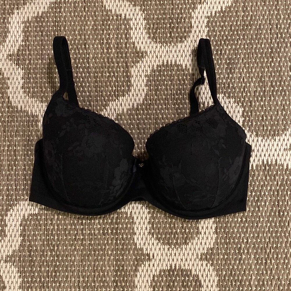Victoria’s Secret body by Victoria lined Demi bra size 32DDD ￼